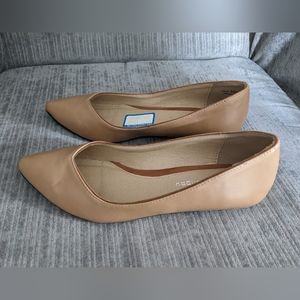 Like New!! Camel Wedge Pumps CL by Laundry Size 8.5